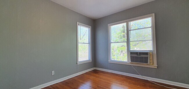 Foto del edificio - CHARMING and QUAINT 3 bedroom 1-1/2 bath d...