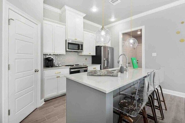 Building Photo - 3 Bedroom Furnished Rental Near LSU|All utilities included|Short Term & Long Term Options Available