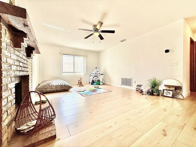 Foto del edificio - Moss Pointe 3Bedrooms/2.5Bath-home with great room fireplace!