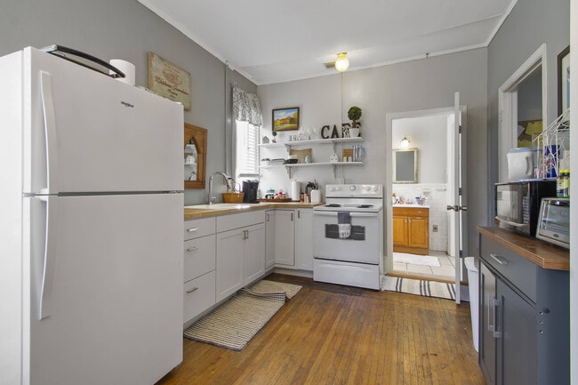 Building Photo - 633 College St