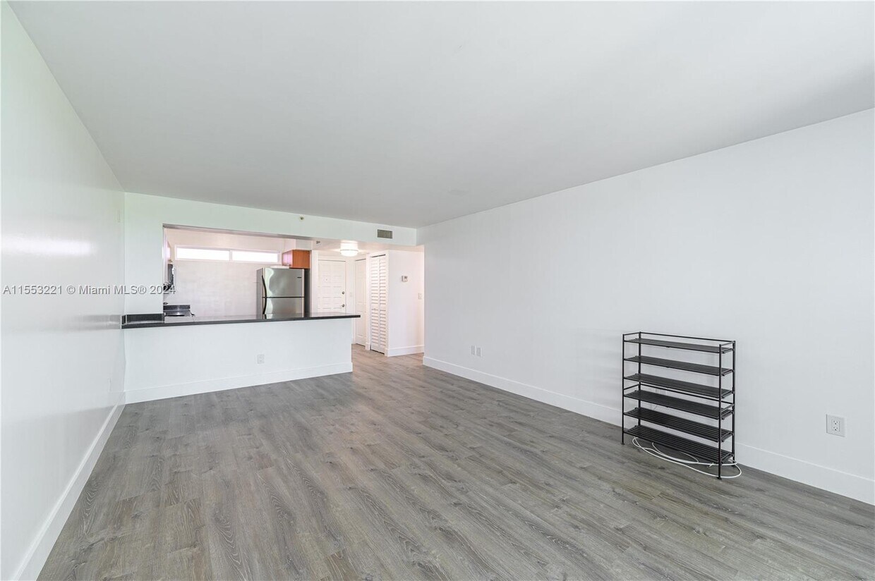 Foto del edificio - 650 NE 64th St