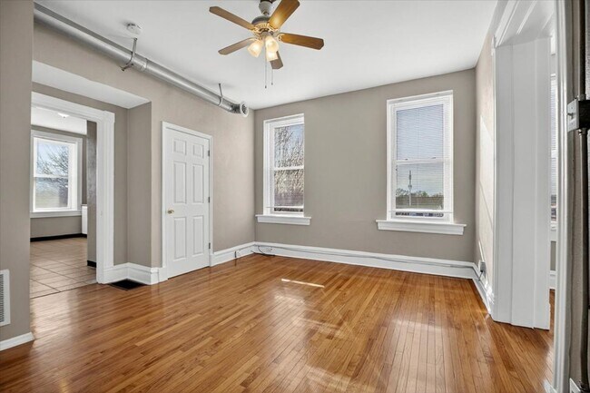 Building Photo - South Side Star