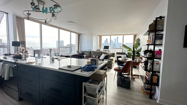 Foto del edificio - 70 W Burton Pl