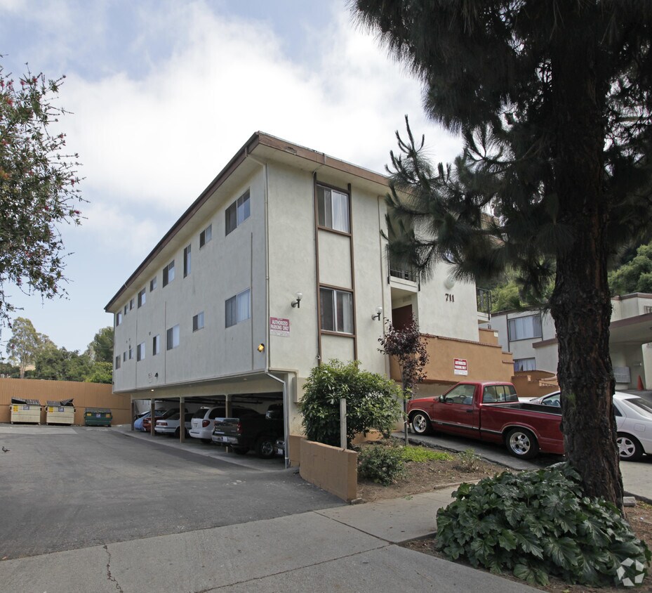Building Photo - 711 W Cota St