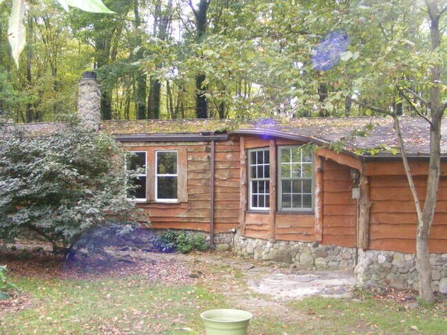 Foto del edificio - Rustic, wood-sided home located in the woo...