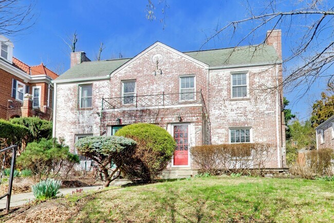 Foto del edificio - NW DC locale...3 level - 2/2.5 w/ off street parking  - 16 months only