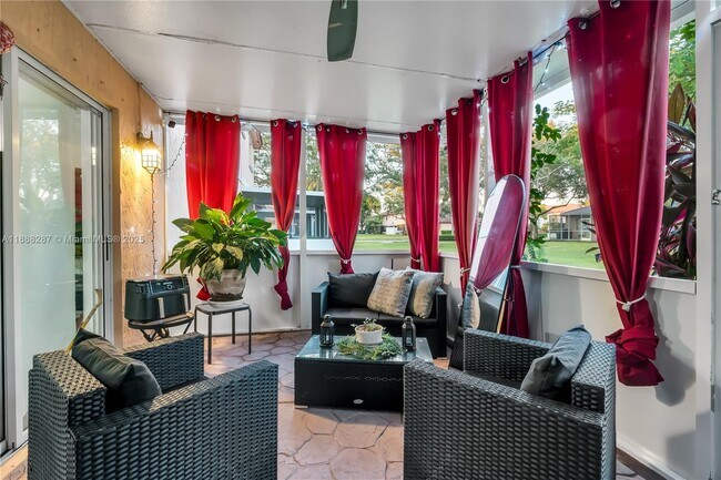 Foto del edificio - 667 NW 208th Dr