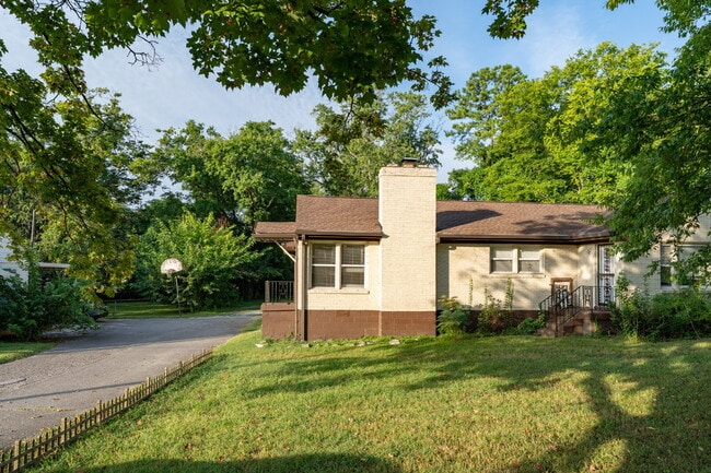 Foto del edificio - Donelson 3 Bedroom 2 Bath Apartment in Duplex