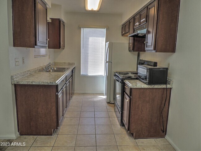Foto del edificio - 10610 S 48th St