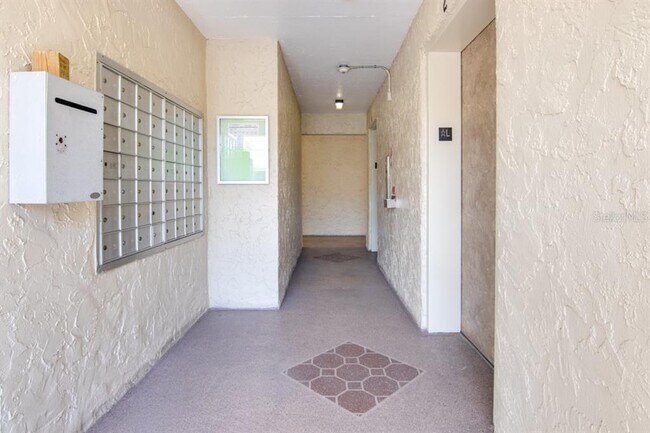 Building Photo - 3300 Cove Cay Dr