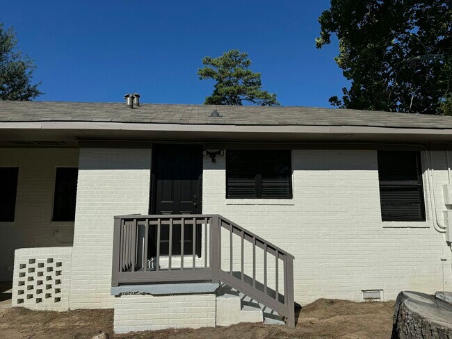 Building Photo - 2219 Gilbert Dr
