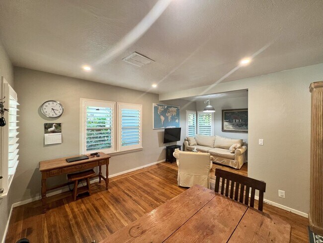 Foto del edificio - Modern Two-Story Single-Family Home in Land Park, Sacramento