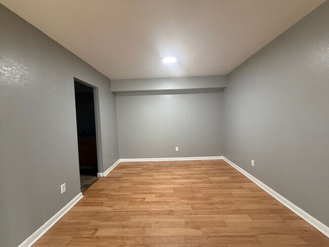 Building Photo - Downstairs unit close to TMH avail NOW!!!