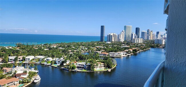 Foto del edificio - 20201 E Country Club Dr