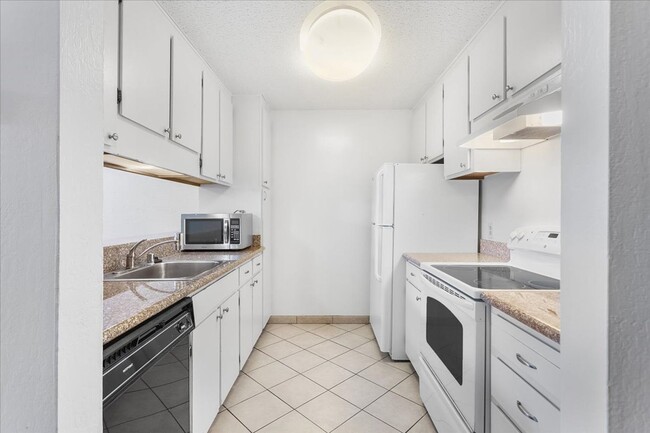 Building Photo - 2101 Shoreline Dr