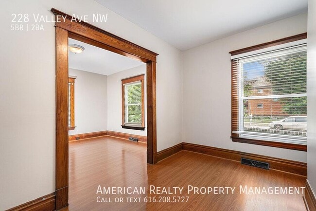 Foto del edificio - 228 Valley Ave NW