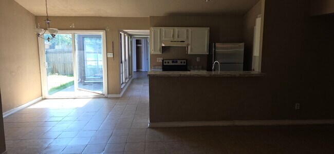 Foto del edificio - 5620 Hollow Pines Dr