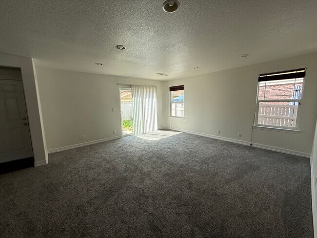 Building Photo - Awesome Aurora Townhome