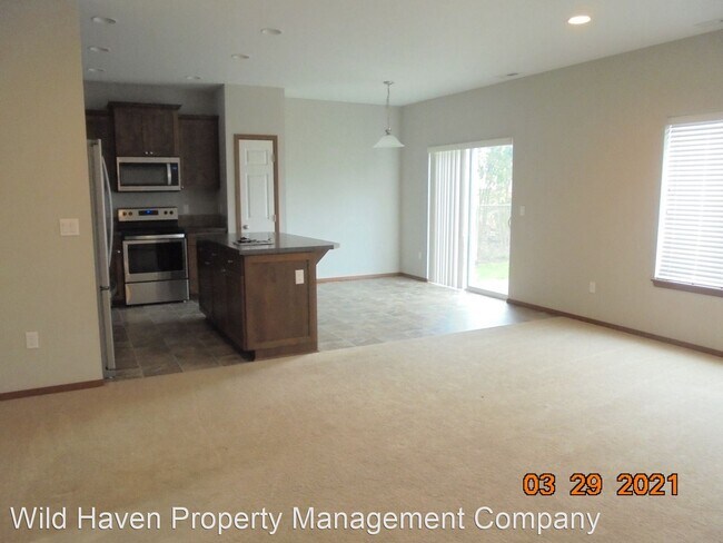 Building Photo - 3 br, 2.5 bath House - 1050 SE Elm St