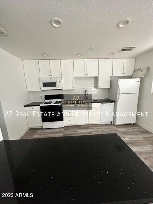 Foto del edificio - 3417 E Windsor Ave