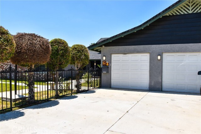 Building Photo - 11801 Loara St