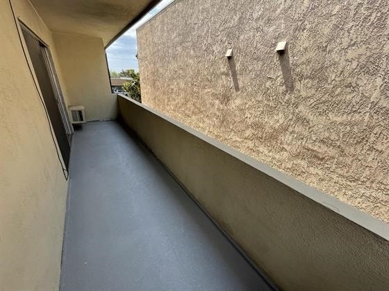 Balcón - 241 E. Alameda Ave