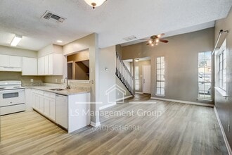 Building Photo - 7523 Oak Chase