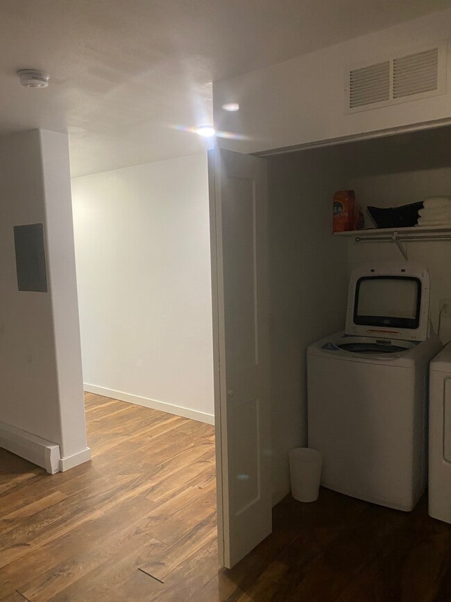 Building Photo - 305 Stedman St