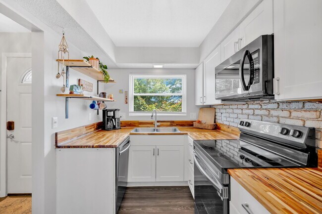 Foto del edificio - 7540 Chatham Cir