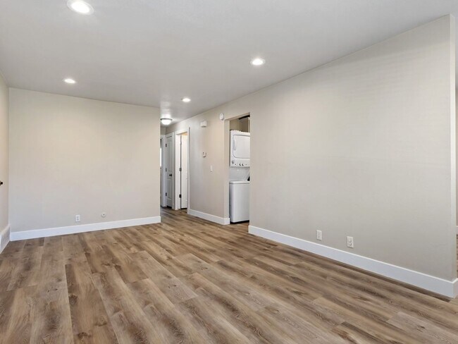 Foto del edificio - 1355 N Redwood Rd