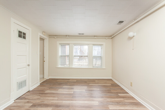 Building Photo - 3228 N Lawndale Ave