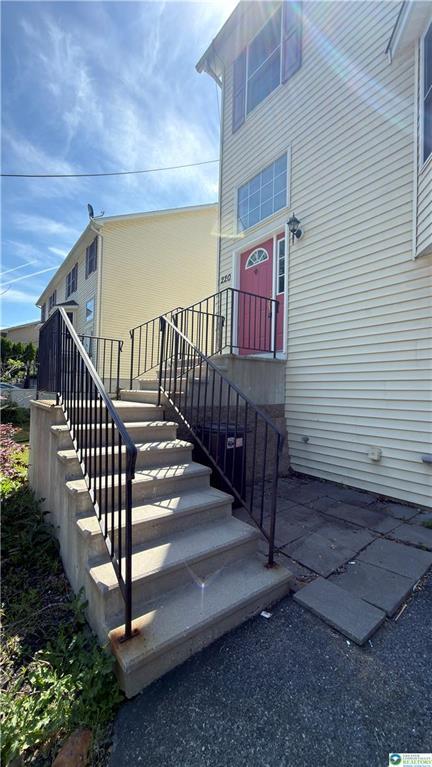 Building Photo - 220 7th St