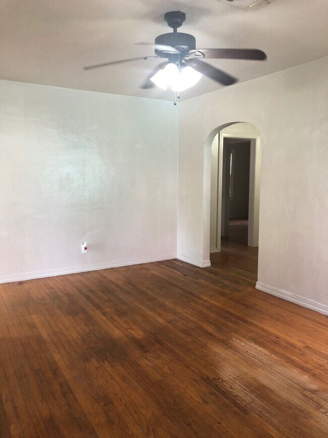 Foto del edificio - 2 Bed 1 Bath - Refrigerator Included - Urb...