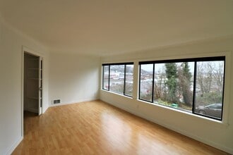 Building Photo - 2550 Thorndyke Ave W