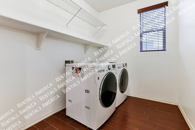 Building Photo - 137 E Carob Dr
