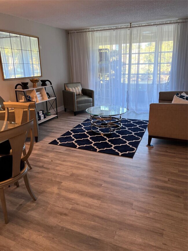 Foto del edificio - 9070 Lime Bay Blvd