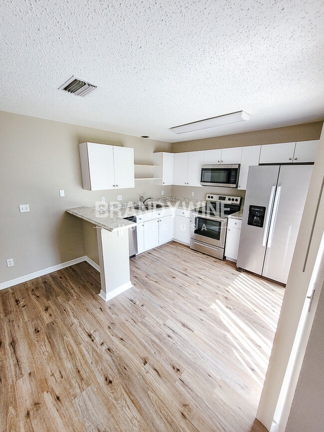 Building Photo - **ONE MONTH FREE RENT!!**  $2040 With our ...