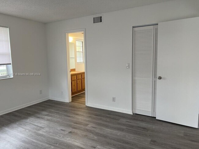Foto del edificio - 2401 NW 89th Dr