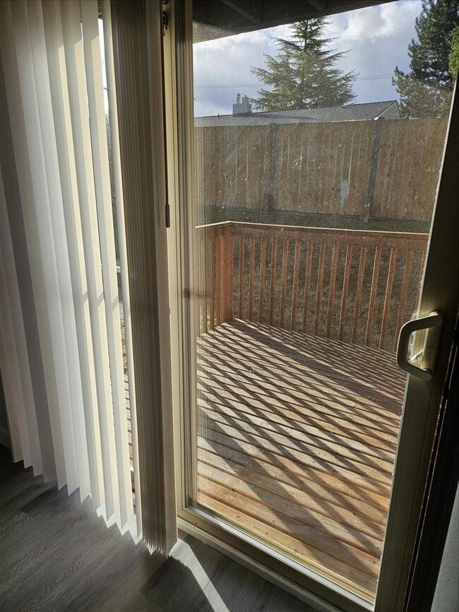 Building Photo - Remodeled 2/1.5 Townhome in a Quiet Fourplex