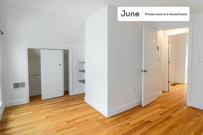 Foto del edificio - Room in Shared 6 bed/2 bath home