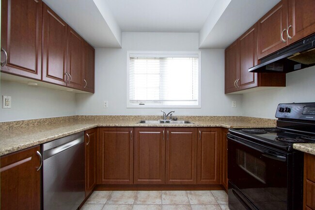Photo du bâtiment - Spacious 3-Bedroom Townhouse for Rent in Ajax
