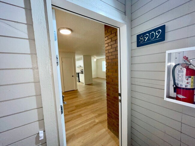 Foto del edificio - RENOVATED 2BD/1BA MILLWOOD APARTMENT | A/C | COVERED PARKING | PET FRIENDLY | AVAIL APRIL 15, 2026