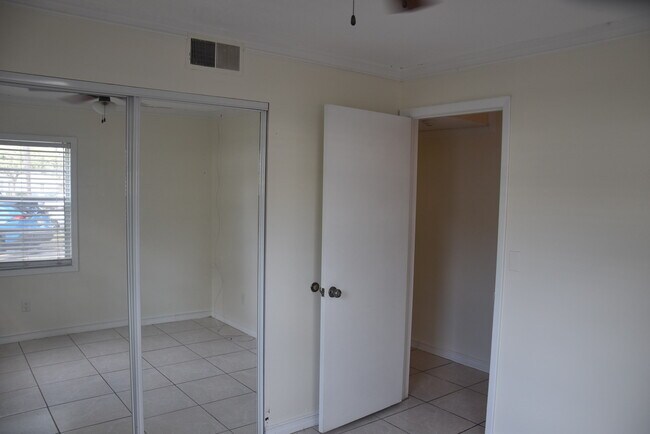 Building Photo - 7173 E Bank Dr