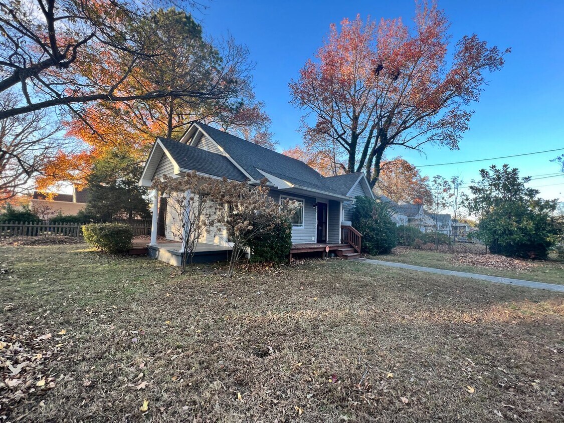 Foto principal - Spacious home with large yard & Detached G...