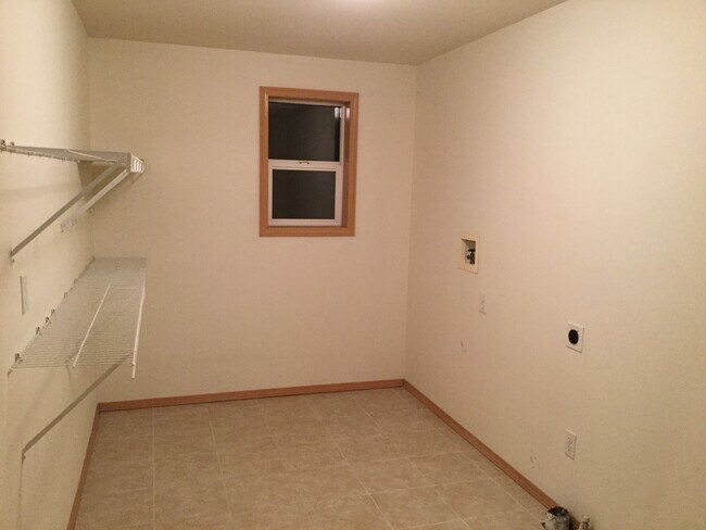 Foto del edificio - 2100 Square Foot  4 Bed Room Home Fenced Y...