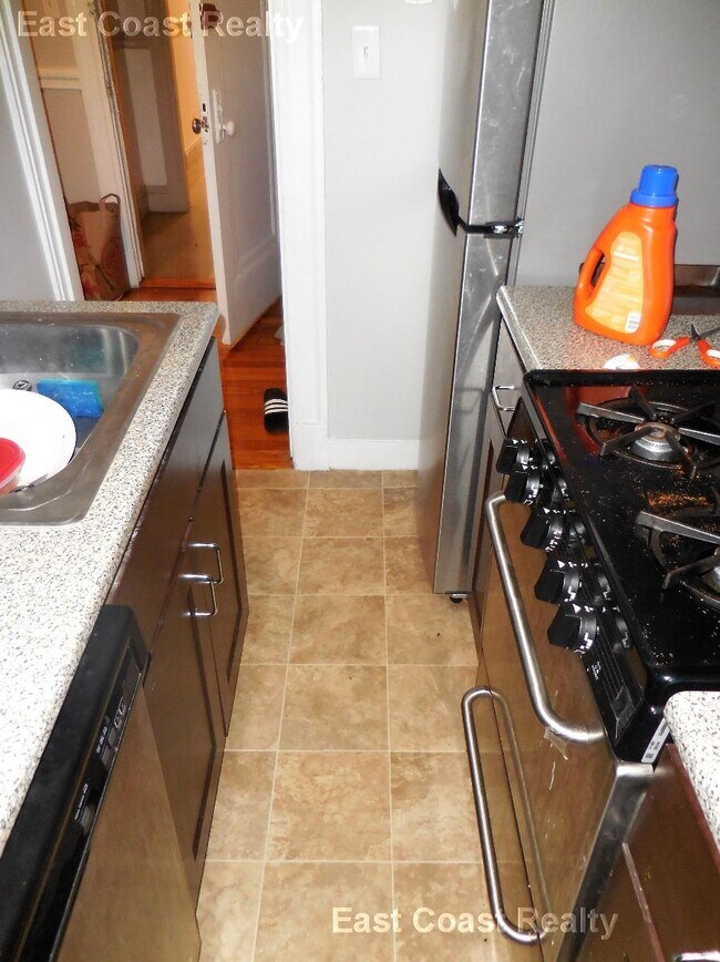 Building Photo - 68 Woodstock Ave