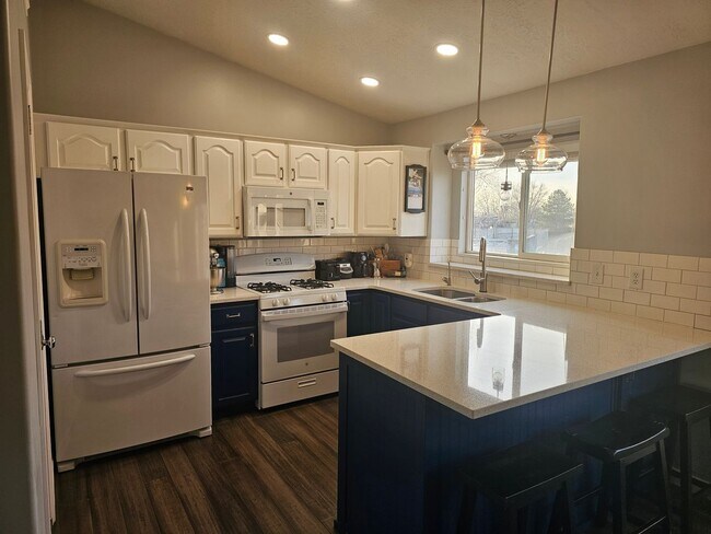 Foto del edificio - Spacious 4-Bed, 2-Bath Pet-Friendly Home with Central Air & 2-Car Garage! - Available NOW!