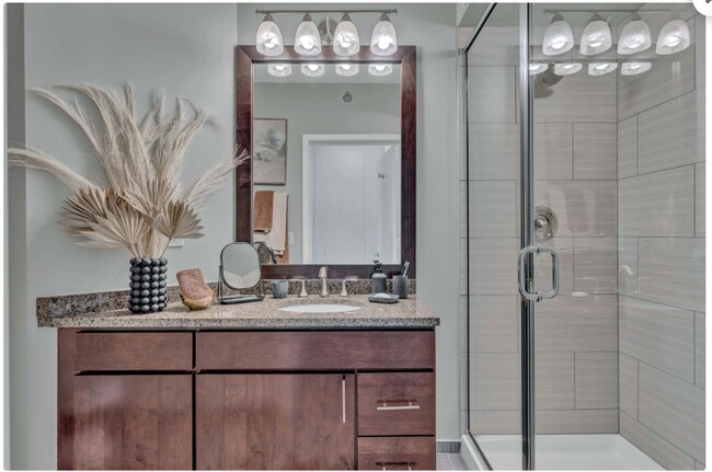 Building Photo - 347 E Ohio St