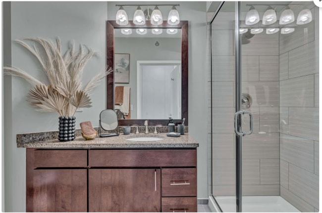 Photo - 347 E Ohio St Apartment