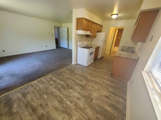 Building Photo - 24691 W Outer Dr